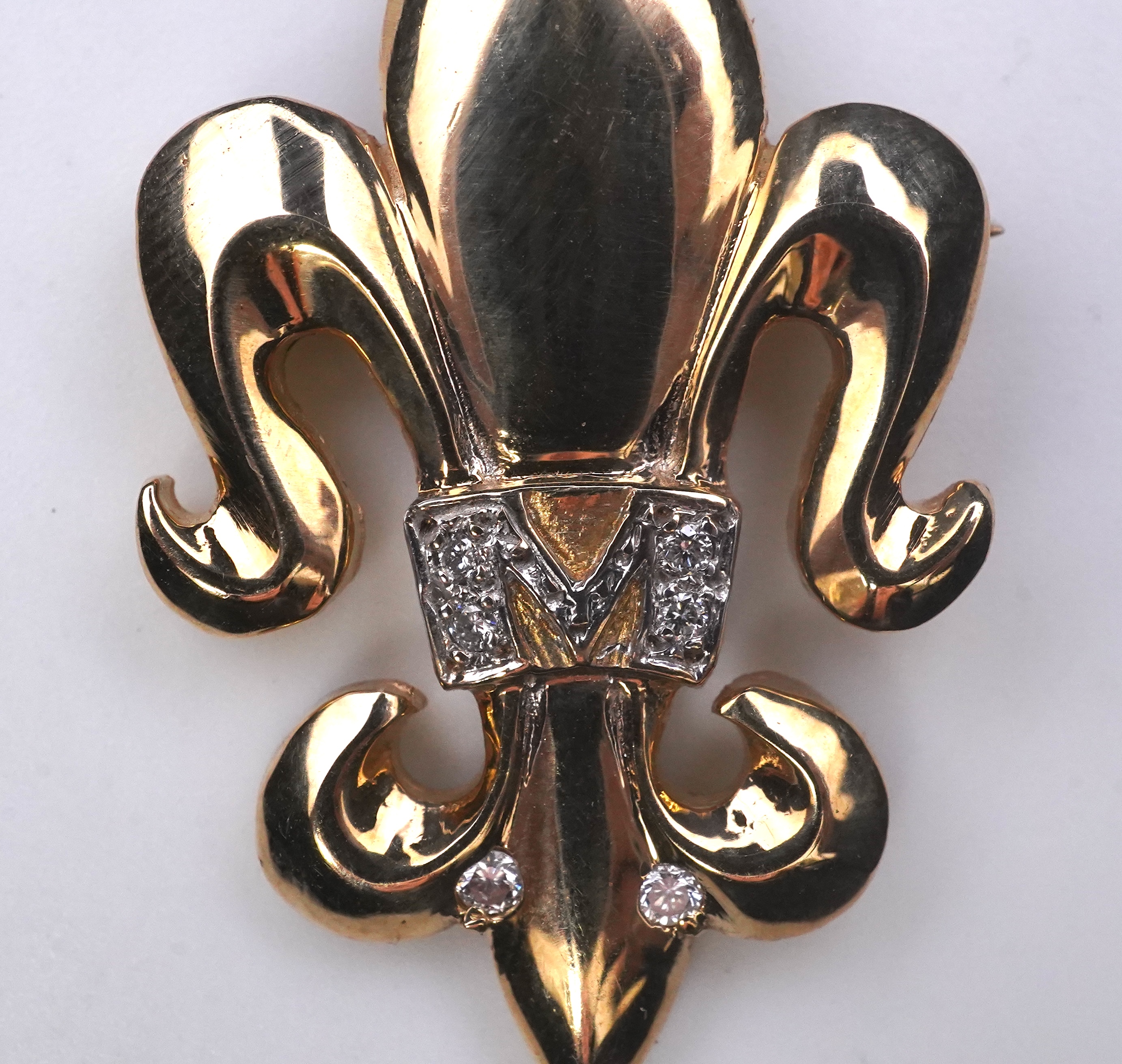 A gold and diamond pendant/brooch